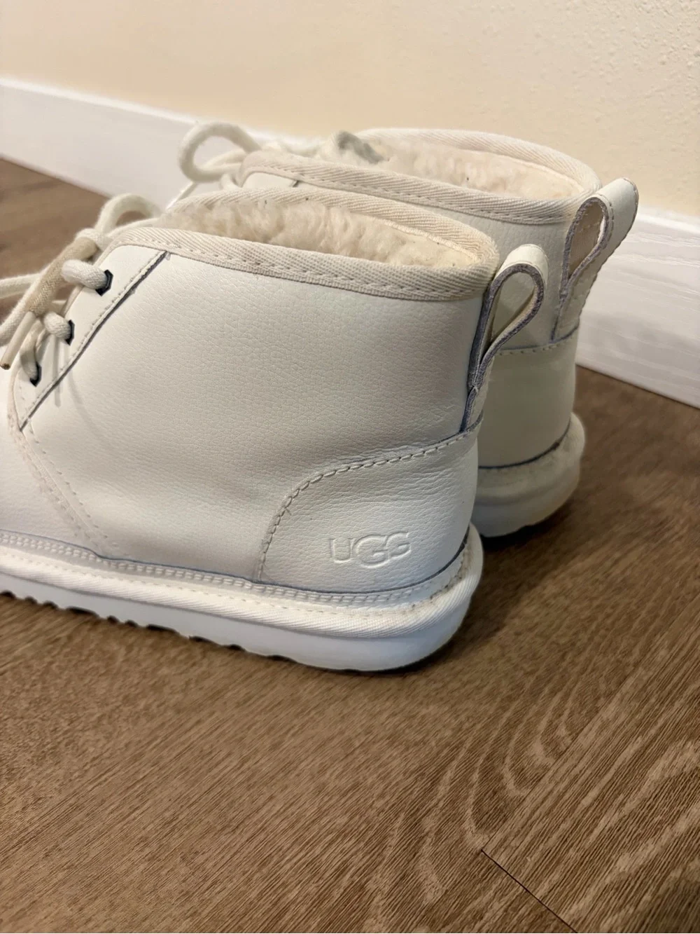 UGG Neumel White Leather Sheepskin Chukka Boots I Men Size 6|Womens Size 8